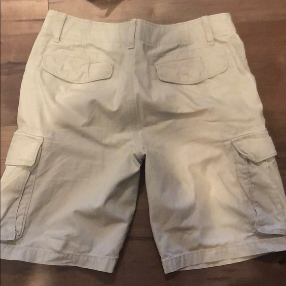 Old navy white/beige shorts missing button - Picture 4 of 5